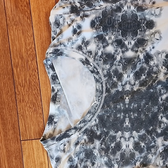 Lululemon womens Live Simply Crewneck Tee Size 8 *rare Black Roses print*  EUC - Picture 2 of 7